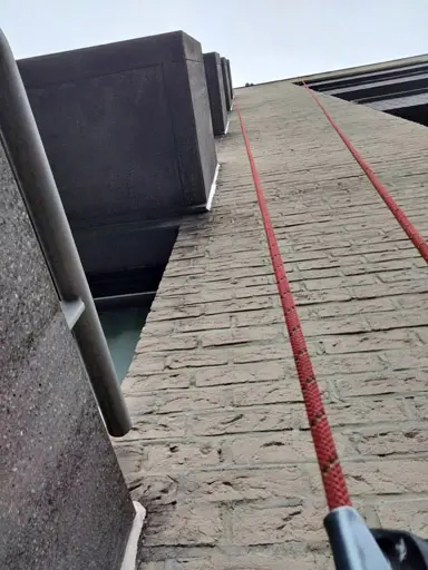 Cordiste de l'entreprise Hissé ô réparation sur cordes des joints silicone ou polymère entre les balcons et la maçonnerie