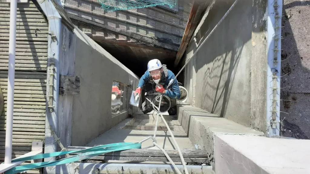 Travaux d'accès difficile Bruxelles pose d'un enduit hydrofuge sur cordes sécurisation
