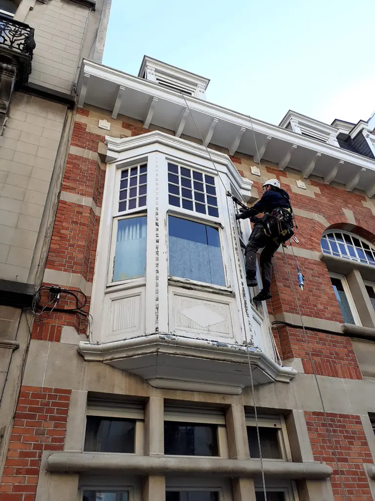 Cordiste de l'entreprise Hissé ô peinture de loggia en hauteur sur cordes