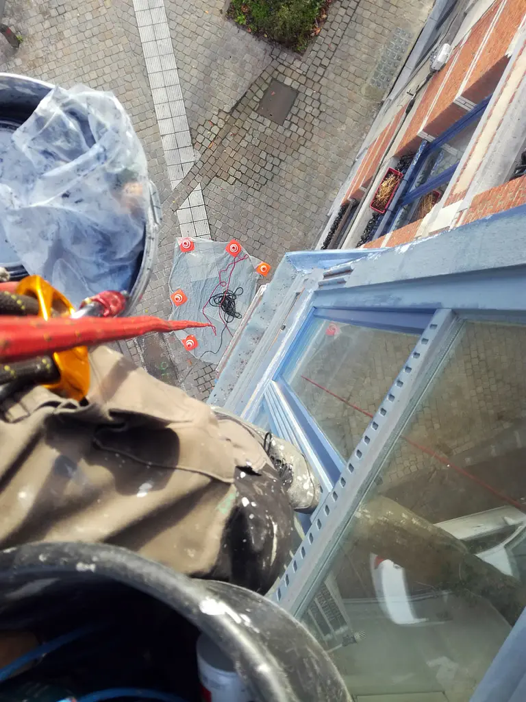 Point de vue en hauteur du cordiste de l'entreprise Hissé ô peinture boiserie bow window immeuble Schaerbeek