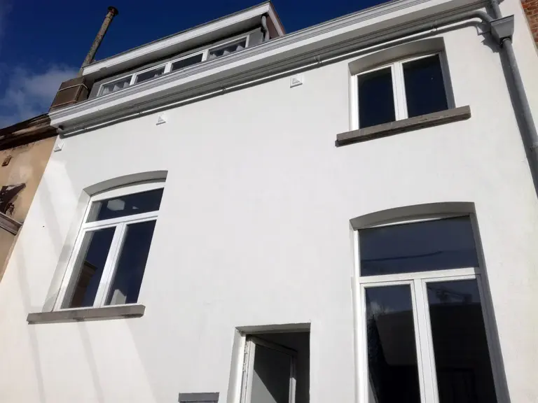 Ravalement de façade réalisé sur cordes sans échafaudage
